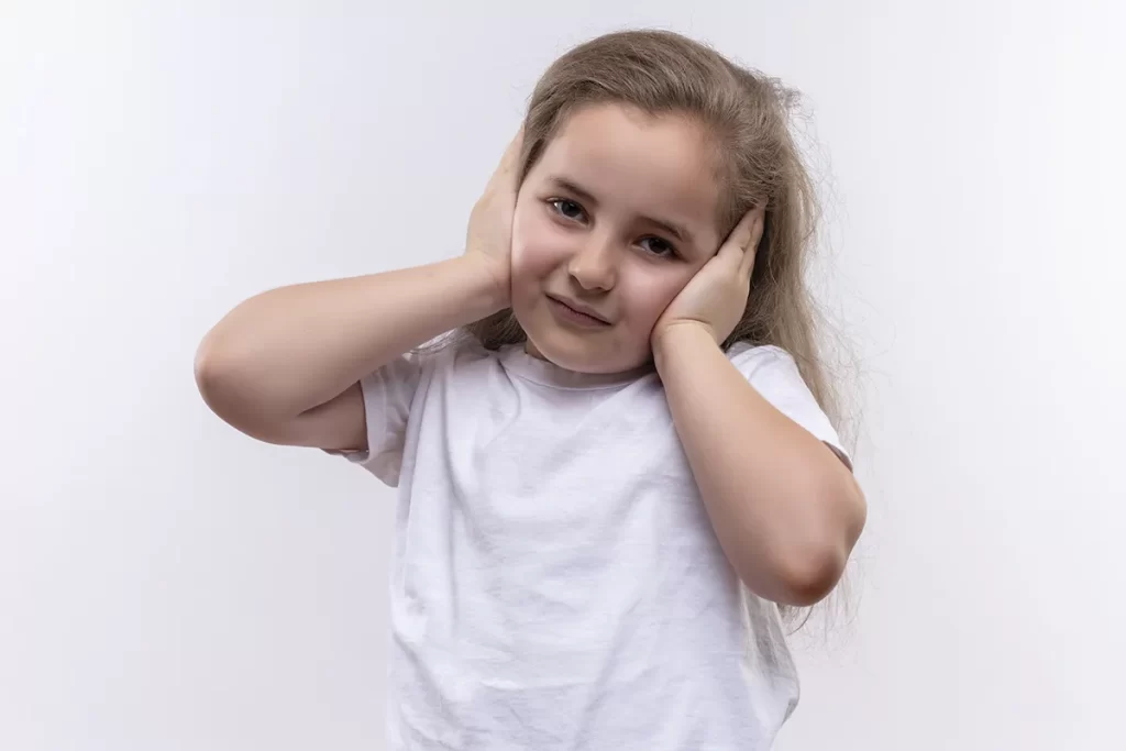 Otite serosa pode causar atraso na fala?