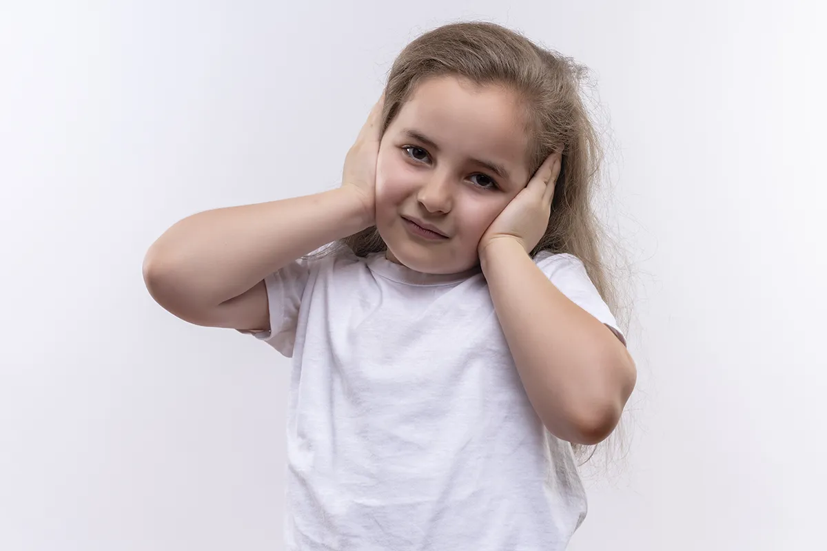 Otite serosa pode causar atraso na fala?